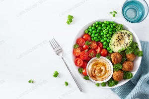 ظرف ناهار سالم گیاهی با نخود فرنگی،گوجه فرنگی، فلافل و هوموس