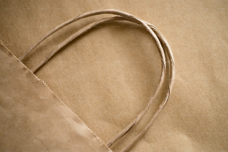 تصویر یک کیف مقوایی با رنگ قهوه ای روشن