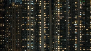 تصویر یک مجتمع آپارتمانی در شب