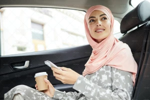 یک زن باحجاب در حال استفاده از اپلیکیشن تاکسی آنلاین