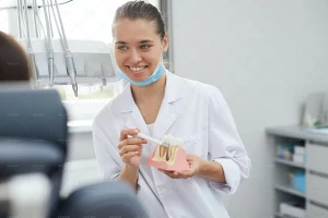 خانوم دندانپزشک در حال توضیح ایمپلنت دندان