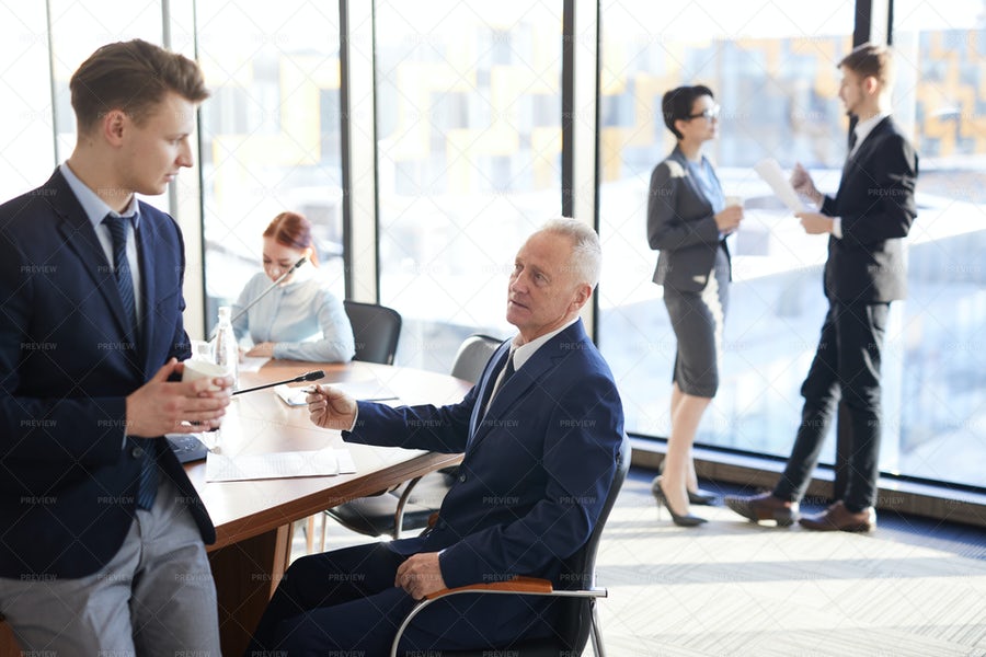 چند گروه تجاری درحال صحبت هنگام استراحت در کنفرانس