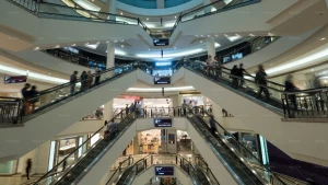 مشتریان در حال استفاده از پله برقی در یک مرکز خرید بزرگ