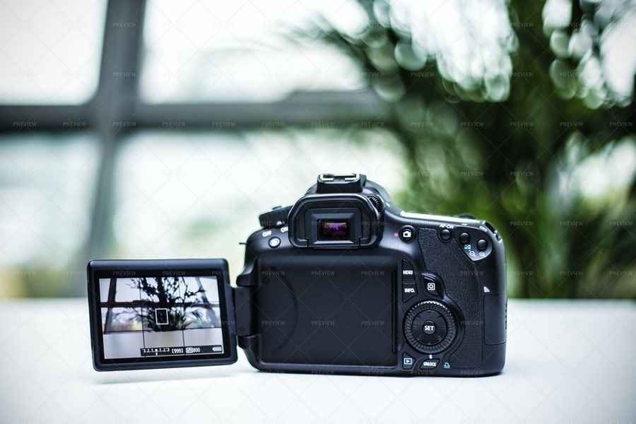 یک دوربین دیجیتال با صفحه نمایش باز