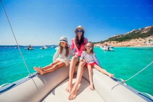 مادر و دو دخترش که بر روی قایق نشسته‌اند