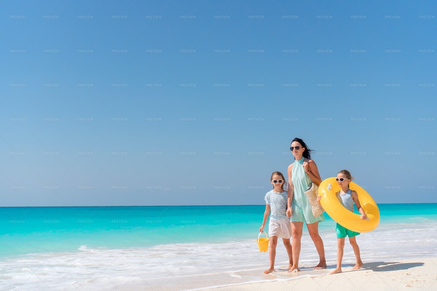 مادر و دخترانش در حال قدم زدن در ساحل