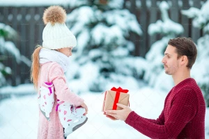 هدیه دادن پدر به دختر در یک روز برفی