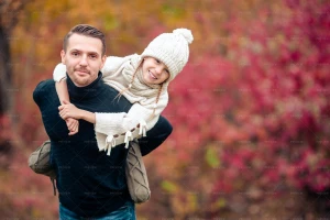 عکس پدر و دختر خوشحال و خندان در فصل پاییز