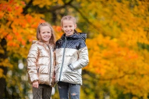 دو خواهر در پارک زیبا و چشم نواز در فصل پاییز