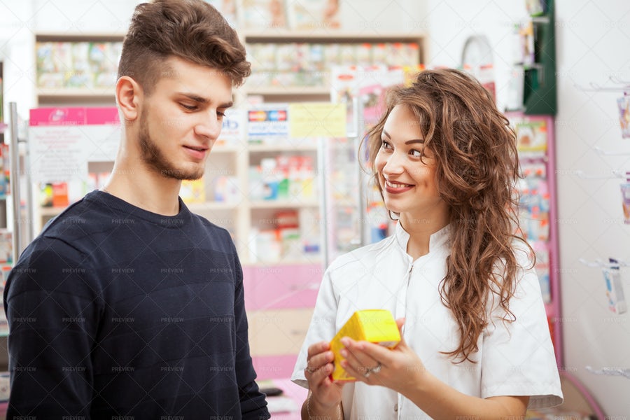 داروساز خندان در حال معرفی محصول به مشتری