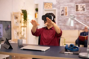 یک خانم در حال کار با عینک VR یا واقعیت مجازی