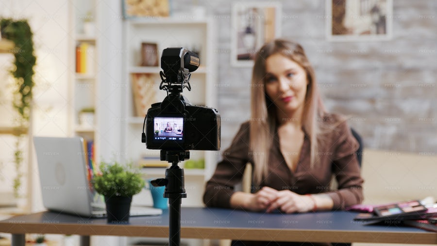 خانوم اینفلوئنسر جوان د‌رحال ضبط ویدئو