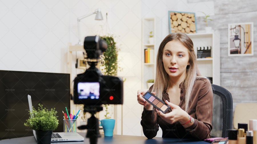 خانوم اینفلوئنسر جوان د‌رحال نشان دادن پالت آرایشی