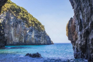 صخره‌های سنگی ساحل دریای مدیترانه