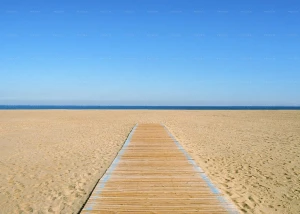 مسیر چوبی روی شن و ماسه در ساحل