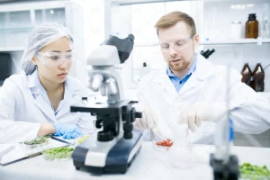 دو دانشمند درحال انجام تحقیقات در آزمایشگاه