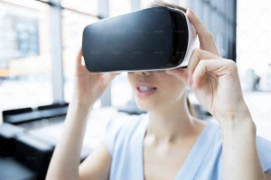 یک خانوم در حال تجربه تکنولوژی واقعیت مجازی