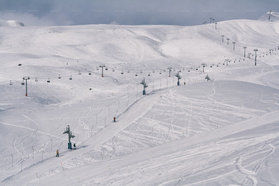 منظره پیست اسکی روی برف و تلکابین اسکی