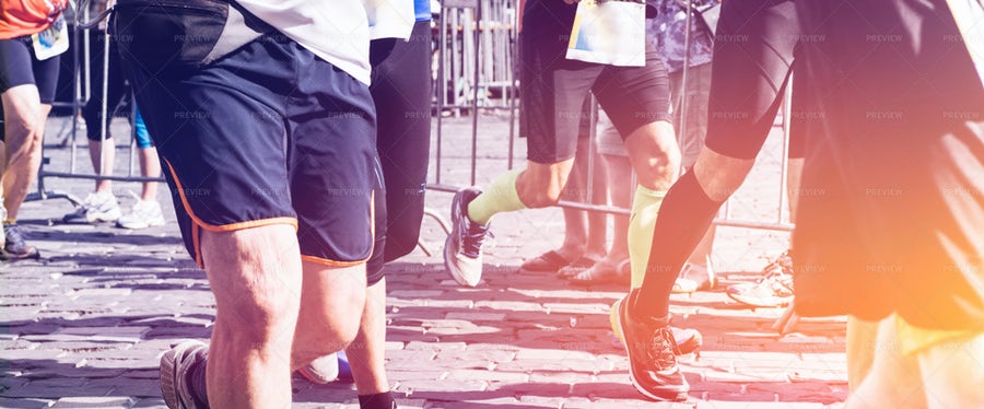 شرکت کنندگان ماراتن درحال دویدن