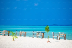 تصویر کافه‌ی فضای باز ساحلی در کشور مالدیو