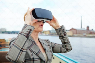 یک خانوم در حال تجربه سفر با عینک واقعیت مجازی