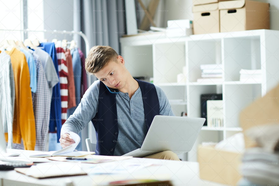 طراح مد جوان در حال برنامه ریزی و صحبت با موبایل