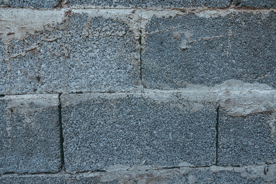 تصویر دیواری از بلوک‌های سیمانی