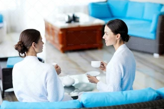 دو خانم جوان در حال خوردی چای و صحبت با همدیگر