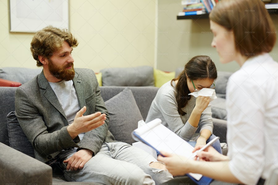 یک زوج در حال صحبت با مشاور خانواده