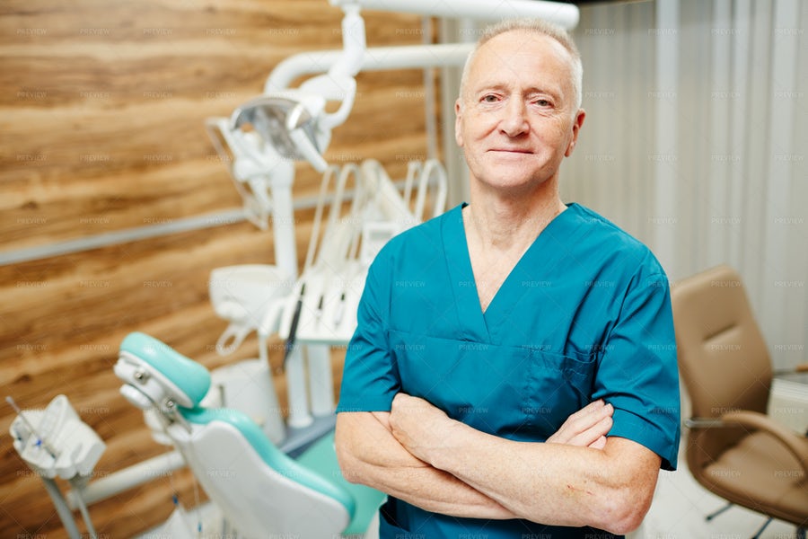 یک دندانپزشک میانسال در کیلینک پزشکی