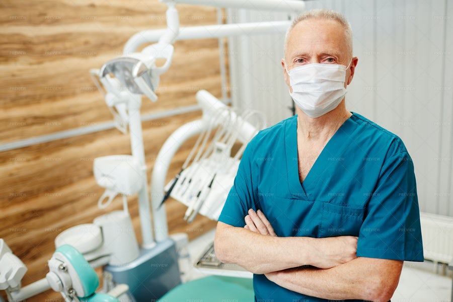 عکس یک دندانپزشک با ماسک