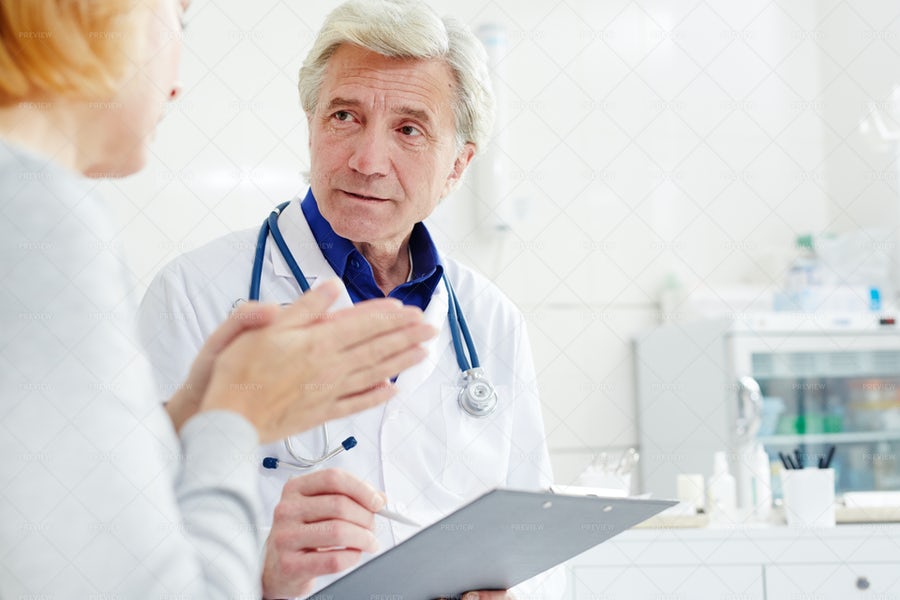 دکتر در حال گوش دادن به بیمار