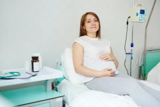 خانم باردار بر روی تخت بیمارستان قبل از چک آپ