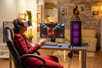 یک گیمر در حال استفاده از عینک VR