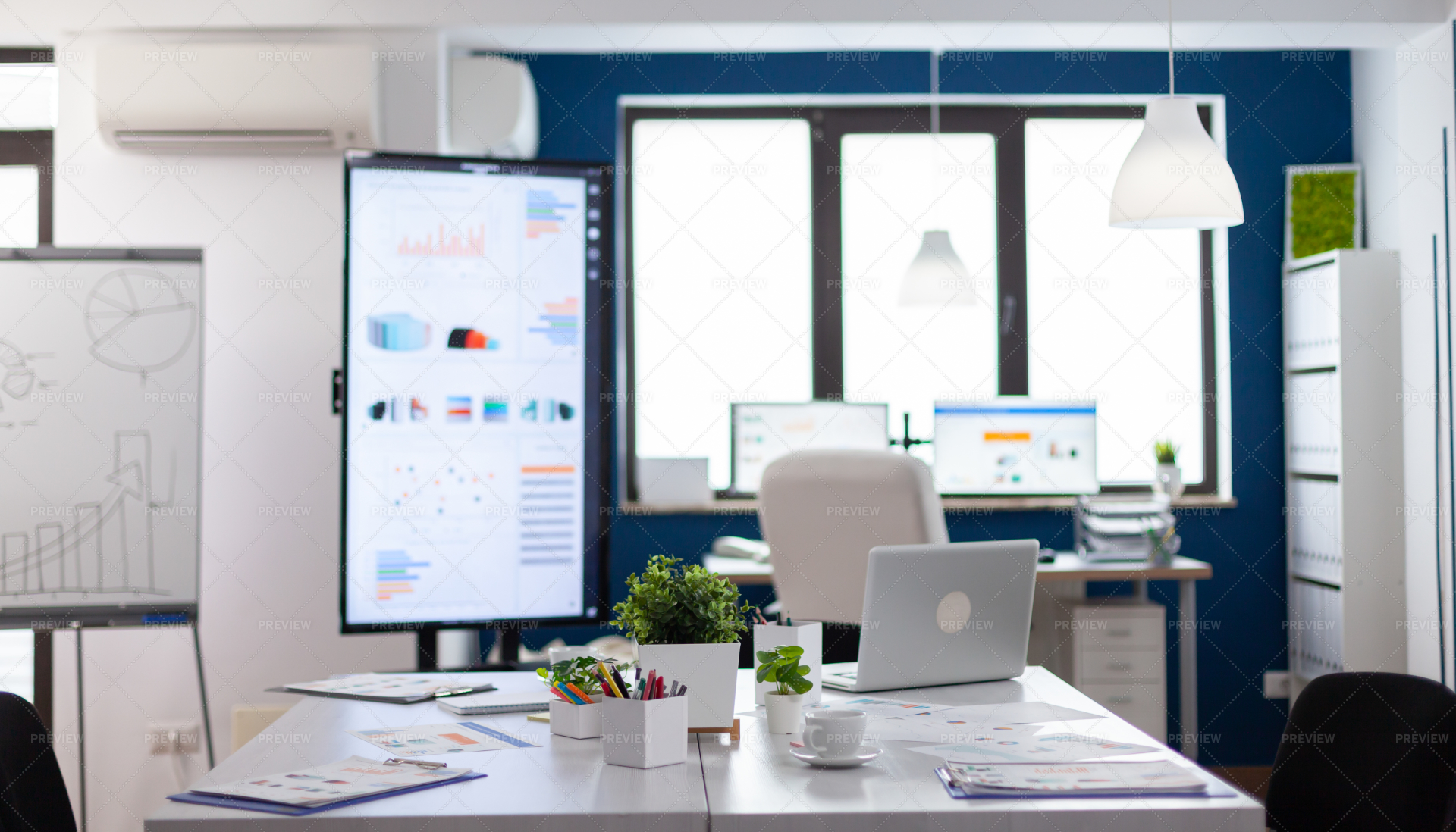 نمایی از فضای داخلی یک دفتر کار مدرن