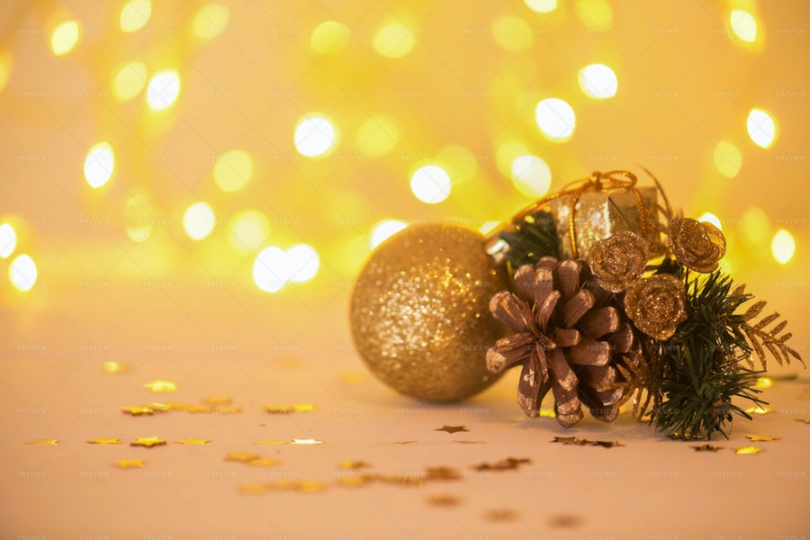 توپ طلایی و تزئینی با پس زمینه نورای مناسب کریسمس