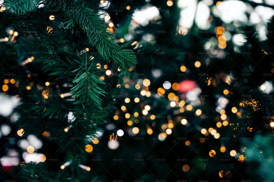تصویر پس‌زمینه درخت و لامپ‌های کریسمس