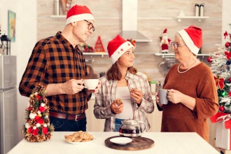 یک خانواده در حال نوشیدن چای در تعطیلات کریسمس