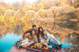 یه خانواده سرزنده و شاد در کنار دریاچه پاییزی