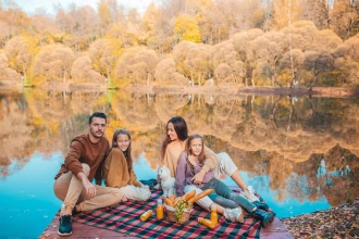 عکس یک خانواده کنار دریاچه در پاییز