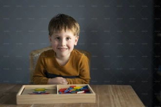 عکس کودک در حال بازی با اسباب‌بازی‌های چوبی