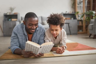 عکس یک پدر و پسر در حال کتاب خواندن