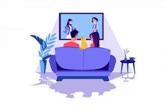 وکتور زوجی در حال مشاهده تلویزیون از روی مبل